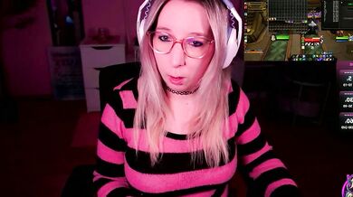 JustKerry's private cam show: German blondes with big tits twerk and record themselves on public cam2cam