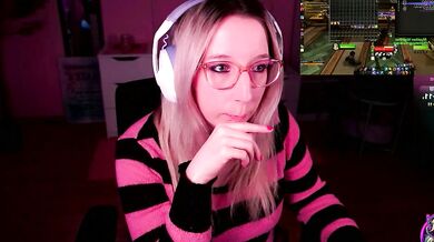 JustKerry's private cam show: German blondes with big tits twerk and record themselves on public cam2cam