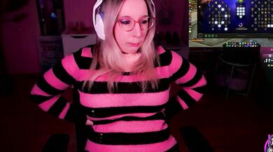 JustKerry's private cam show: German blondes with big tits twerk and record themselves on public cam2cam