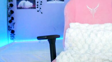 Scarlettsrorm's curvy-blondes get their hands on some hot toys in a public record