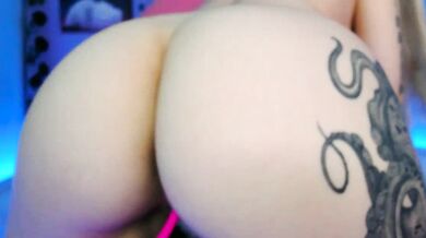 Scarlettsrorm's curvy-blondes get their hands on some hot toys in a public record