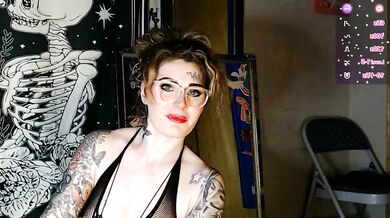 Watch Meganluv69 tease, deepthroat & cum hard in corset striptease with tattoos & toys