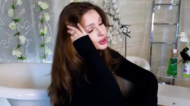 miachill - Porn Video [Bongacams]: popular internet personality, mesmerizing orbs, engaging broadcaster