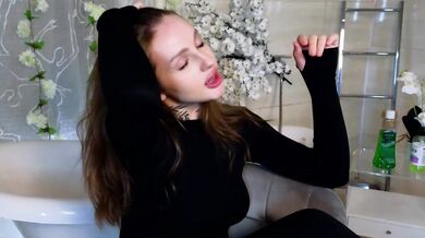 miachill - Porn Video [Bongacams]: popular internet personality, mesmerizing orbs, engaging broadcaster