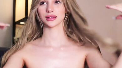 Hollymollee - Porn Video [Cam4]: breathless anticipation, radiant beauty, radiant ass