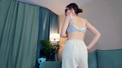 GladysGee - Porn Video [Cam4]: chill 10 min chat, compact stream video, alluring bosom