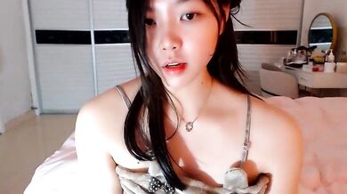 Watch Dou-Yayaya, the petite-young Chinese girl, give a jerk-off instruction on cam2cam