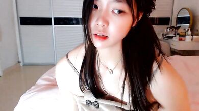 Watch Dou-Yayaya, the petite-young Chinese girl, give a jerk-off instruction on cam2cam