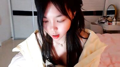 Watch Dou-Yayaya, the petite-young Chinese girl, give a jerk-off instruction on cam2cam
