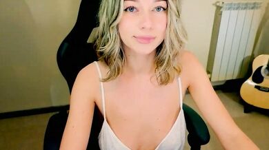 Lenamuti25 goes wild with her dildo-or-vibrator and gets a deepthroat from a lucky guy