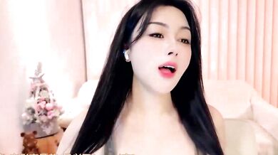 Canbaobao-KK's petite Asian-young heels get recorded on cam for your viewing pleasure
