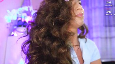 Marilyn_La_Rose strips and teases in steamy upskirt video