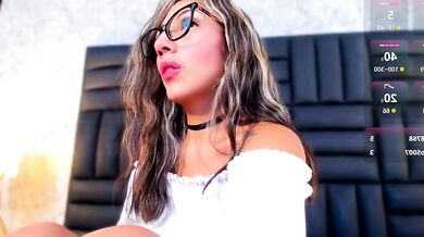 Naughty Caro_martinezz flaunts her juicy ass & tight pussy for your perusal