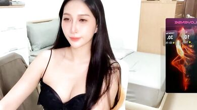 Yu5888, the petite Asian cam girl, gets naughty with her toys in HD