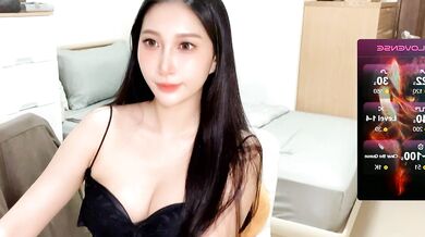 Yu5888, the petite Asian cam girl, gets naughty with her toys in HD