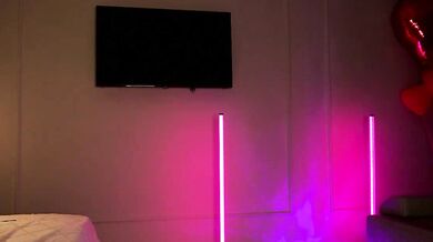 Watch EmilyBatee's kinky patreon video for a hot topless shower show