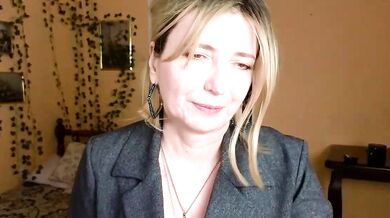 Jennet_Jade talks dirty on camera with her shaved pussy and huge tits