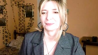 Jennet_Jade talks dirty on camera with her shaved pussy and huge tits