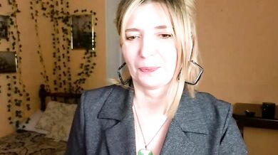 Jennet_Jade talks dirty on camera with her shaved pussy and huge tits