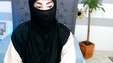 Jalima_sabag's camel-toe topless fisting adventure with young Arab cam girl on record