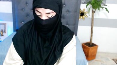 Jalima_sabag's camel-toe topless fisting adventure with young Arab cam girl on record