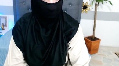 Jalima_sabag's camel-toe topless fisting adventure with young Arab cam girl on record