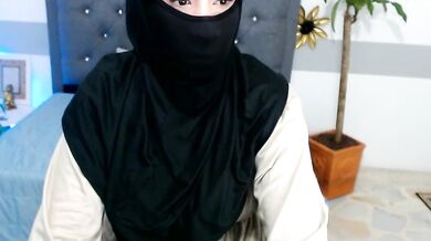 Jalima_sabag's camel-toe topless fisting adventure with young Arab cam girl on record