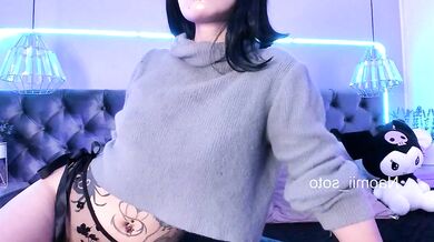 Naomii_Soto's petite tits and deepthroat skills will make you drool in awe