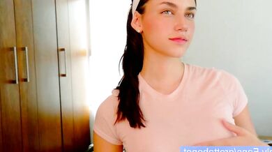 Check out Grettabenett_'s massive boobs and chubby lips in this patreon video!