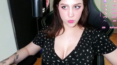 Alexa_dream is a naughty mature babe who loves to tease and please herself