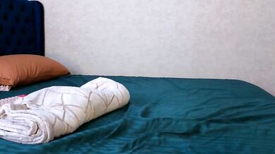 Watch kimmie_meow's dirty talk as she fingers her young big-ass-anal hole in HD