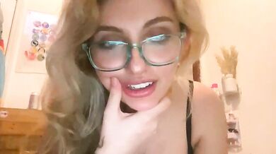 Watch Miavenomxxx's hot newgirl rolls on the latex & reveal her sexy body