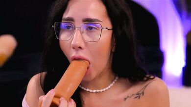 AnnaRhodes - Porn Video [Bongacams]: enthusiastic streamer, seductive frame, dynamic host