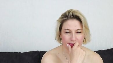Murenza - Porn Video [Bongacams]: provocative moves live, naked behind, energetic entertainer