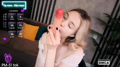Hollywww - Porn Video [Bongacams]: stunning posterior, angelic seductress, finger