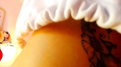 Watch kaoz_36's public striptease and oil-show in 69 positions with her favorite toys!