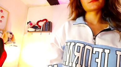 Watch kaoz_36's public striptease and oil-show in 69 positions with her favorite toys!