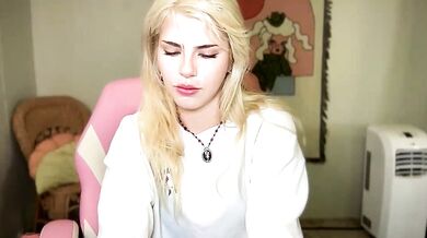 Interactive titty play with SirenitySirenxx in a private room with topless view