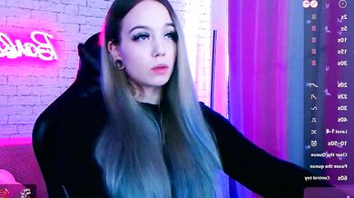 Chaturbate Video: Watch the craziest babe in heels take a cumshot on her fresh face