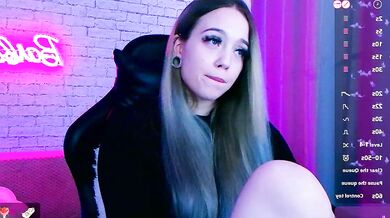 Chaturbate Video: Watch the craziest babe in heels take a cumshot on her fresh face