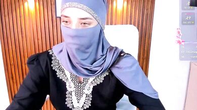 Watch Salma Arabicc's private video of her shaved pussy getting filled with cum & creampied!