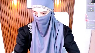 Watch Salma Arabicc's private video of her shaved pussy getting filled with cum & creampied!