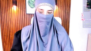 Watch Salma Arabicc's private video of her shaved pussy getting filled with cum & creampied!