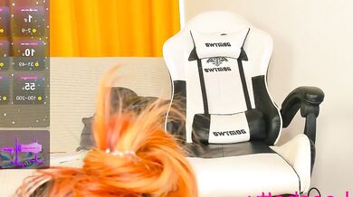 Watch pregnant Kira, the student, dance to the beat in her own self-sucking video