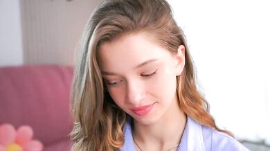 Little Poetry's seductive curves caught on tape in steamy online footage