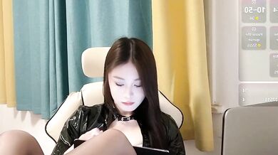 Qvo-Q's dirty-talk-filled cam show: Young, big-ass, and small-audience black-haired babes flash