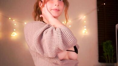 Bunnybonn1e, the seductive influencer, gets naked and shows off her stunning curves