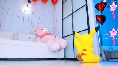 Watch jou_gun, the stunning cam girl, mesmerize you with her irresistible boobies