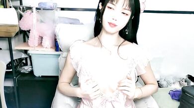 Interactive Chinese cam girl gets naughty with her toys and dirty talk in Diandian-866 video