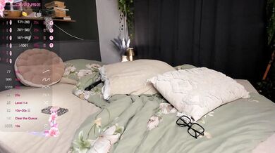 Reds_Roses - Porn Video [Cam4]: ferocious whispers, captivating buttocks, talented personality